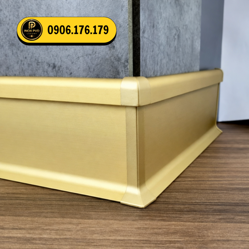 Nẹp len chân tường LED làm nổi bật đường viền kiến trúc