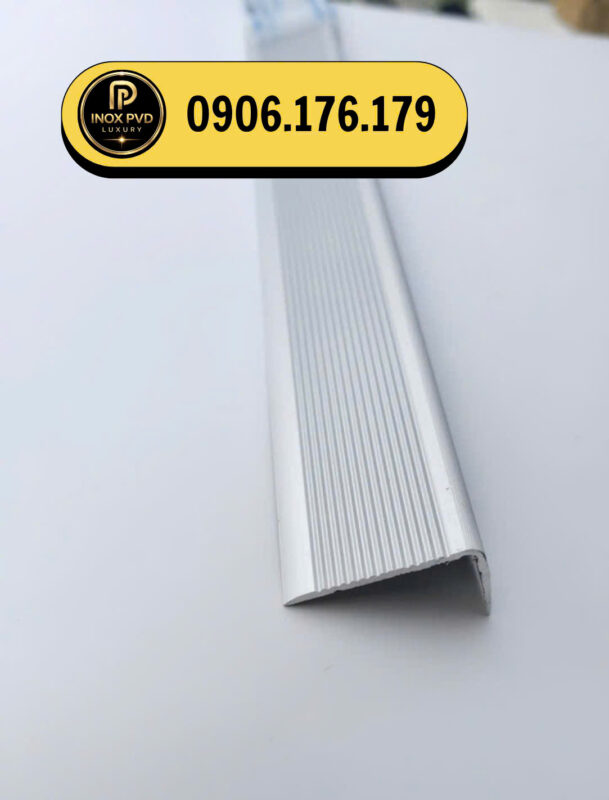 Nẹp chống trơn bậc cầu thang tại Phù Cừ – Hưng Yên, lựa chọn đúng quy cách giúp nẹp được lắp đặt ổn định, hỗ trợ tăng độ bám và bảo vệ mép bậc trong quá trình sử dụng.