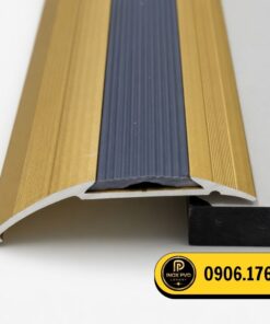 Nẹp nhôm chênh cốt sàn NOP8.0 ứng dụng giữa sàn gạch, đá và gỗ, giúp xử lý vị trí chênh cao và hoàn thiện phần mép sàn.